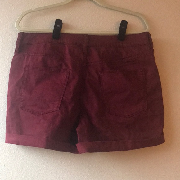 Universal Thread dark red shorts - Picture 2 of 2